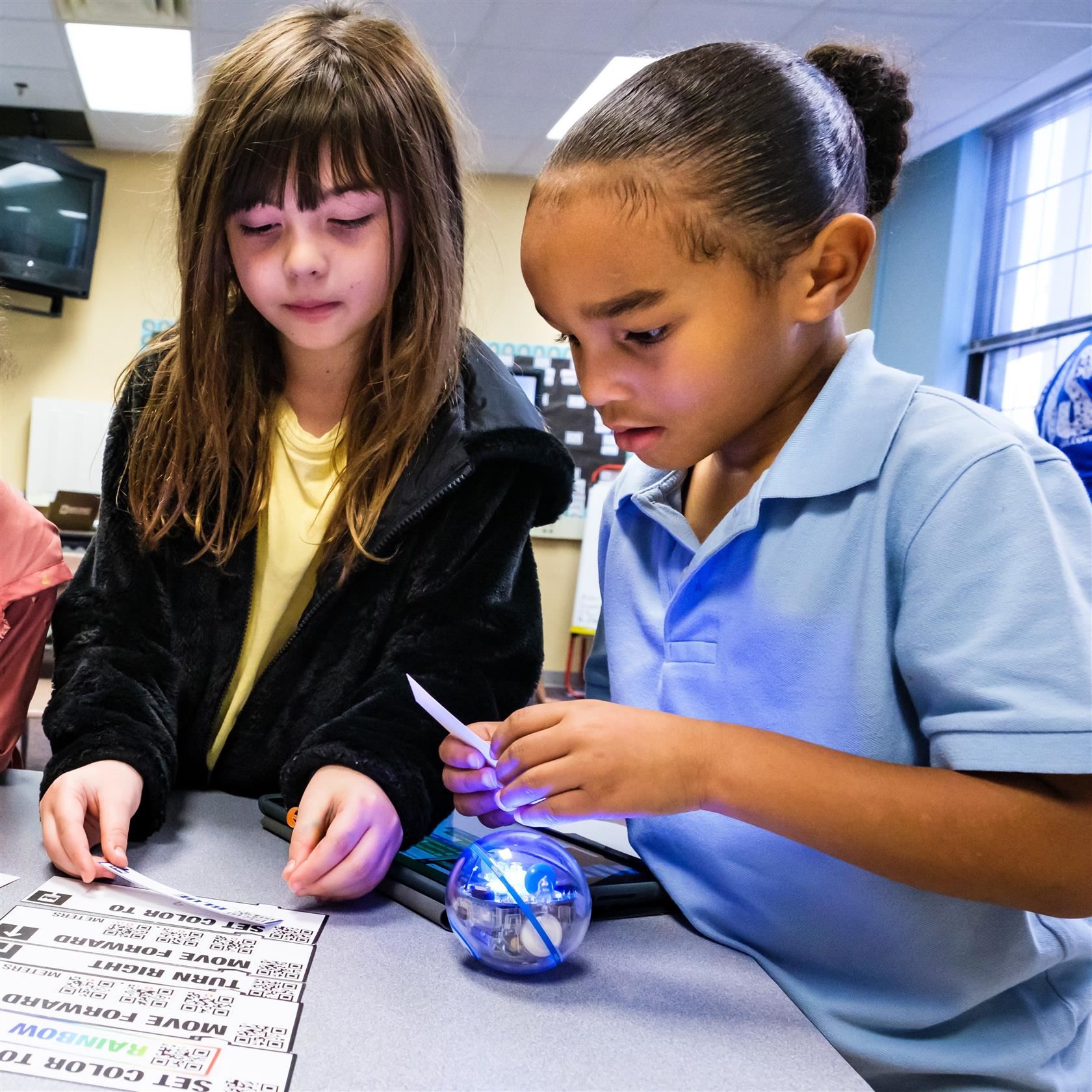  Magnet students learning with robotics experiments.